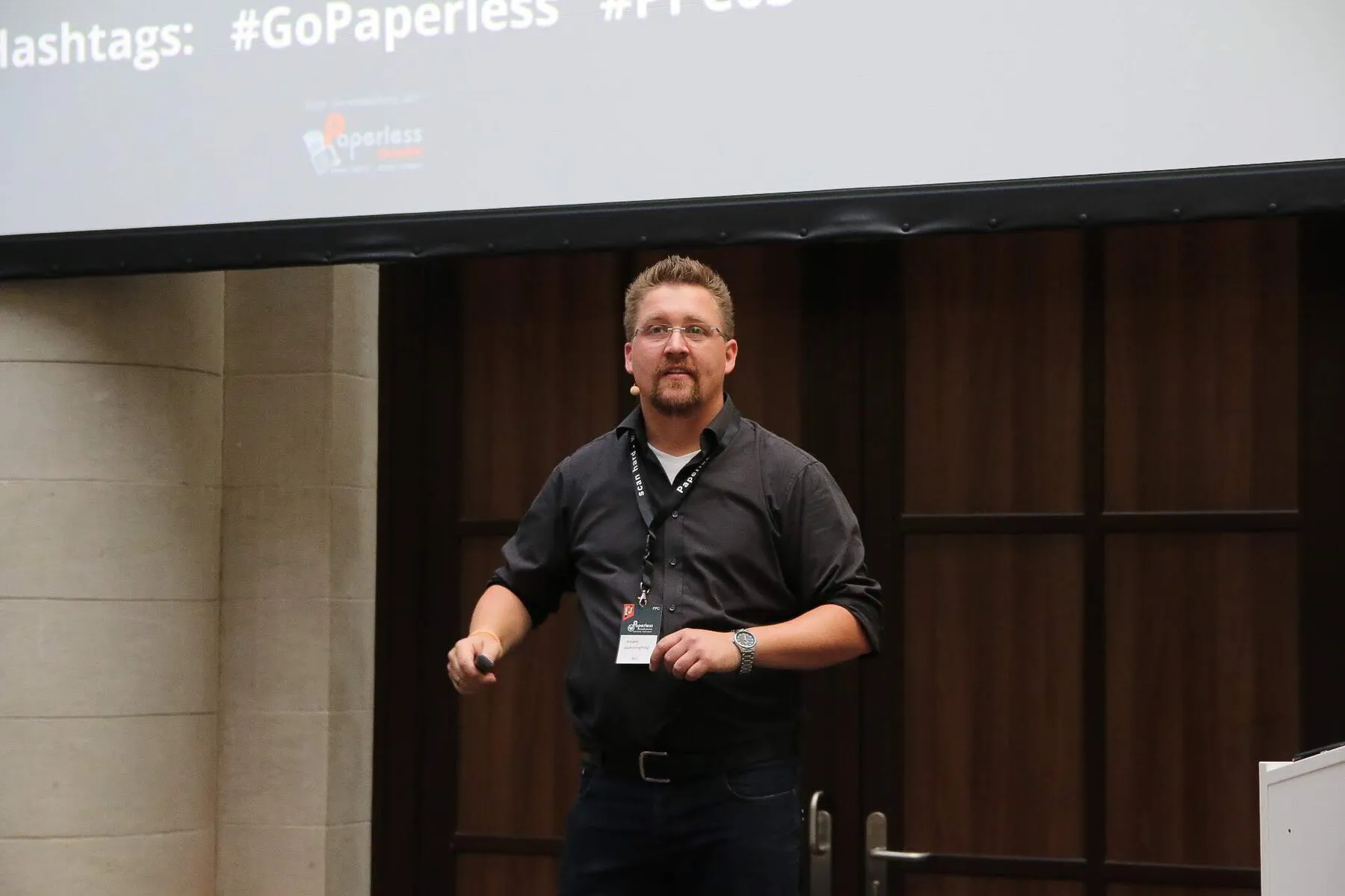 André Nünninghoff auf der Bühne unter dem Hashtag GoPaperless
